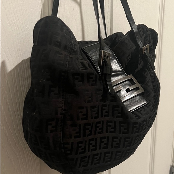 Fendi Black Shoulder Bag with Logo Pattern Vintage. - Picture 4 of 6
